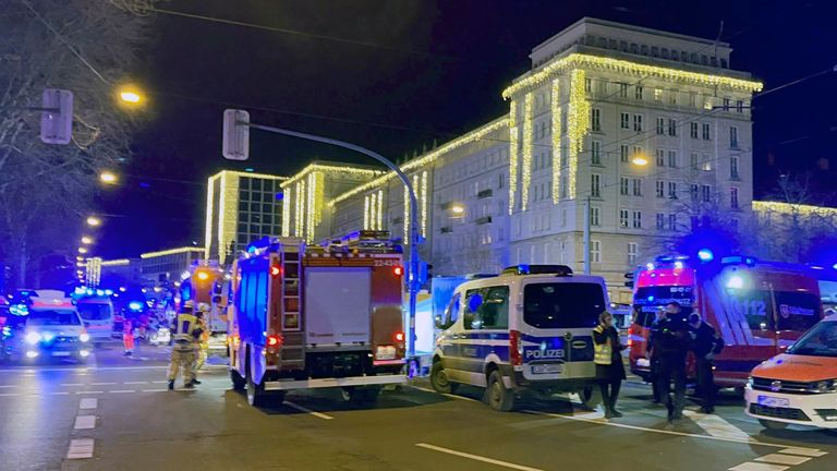 Pohotovostní služba na vánočním trhu v Magdeburgu. Obrázek: AP