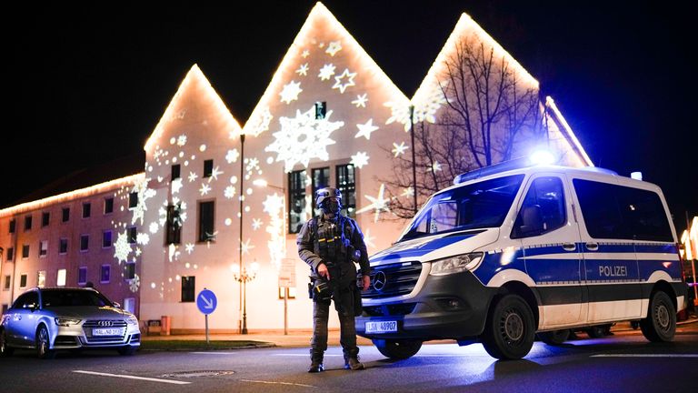 Policista hlídá zablokovanou silnici poblíž vánočního trhu v Magdeburgu. Obrázek: AP