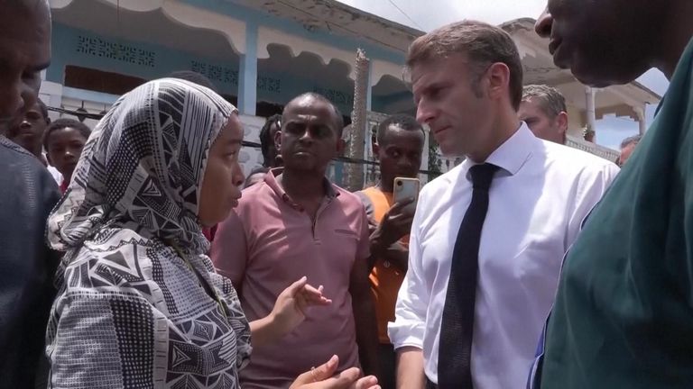 Macron se během návštěvy francouzského vůdce na Mayotte setkal s hněvem a frustrací z reakce na cyklon