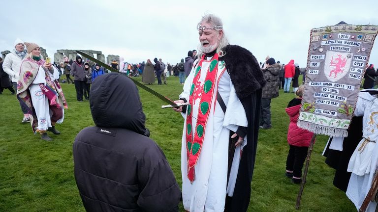 Arthur Pendragon „rytíři“ z řad veřejnosti, kteří se účastní oslav zimního slunovratu během východu slunce u prehistorického monumentu Stonehenge na Salisbury Plain ve Wiltshire. Datum snímku: Sobota 21. prosince 2024.