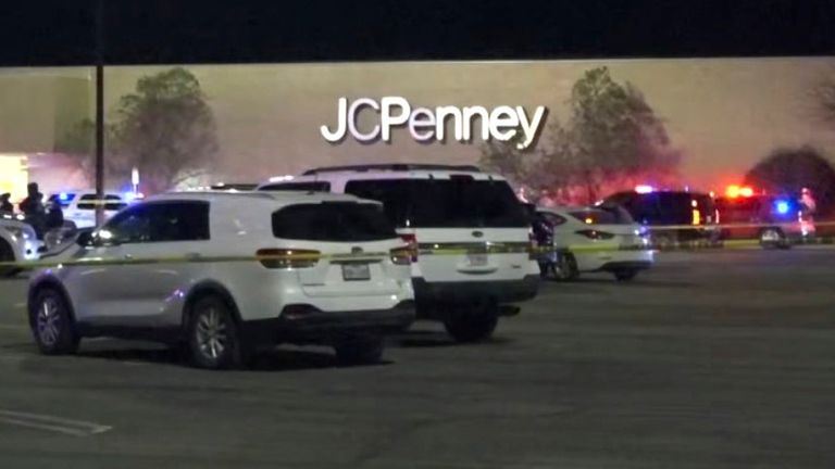 Tento obrázek poskytnutý KXXV ukazuje, jak policie reaguje na JCPenney v nákupním středisku v sobotu 21. prosince 2024 v Killeen, Texas. (KXXV přes AP)