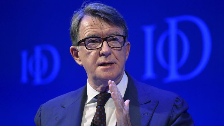 Britský politik a bývalý ministr obchodu Peter Mandelson se účastní debaty o EU na sjezdu Institute of Directors v Londýně, Velká Británie, 6. října 2015. REUTERS/Toby Melville