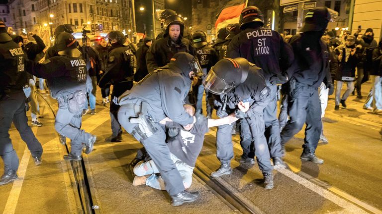 Při demonstraci pravicových skupin odvádějí policisté muže. Obrázek: AP