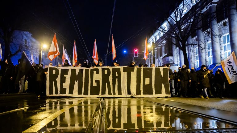 "Remigrace" je napsáno na transparentu na demonstraci pravicových skupin v německém Magdeburgu v sobotu 21. prosince 2024, den poté, co řidič najel do skupiny lidí na vánočním trhu ve městě. (dpa přes AP)