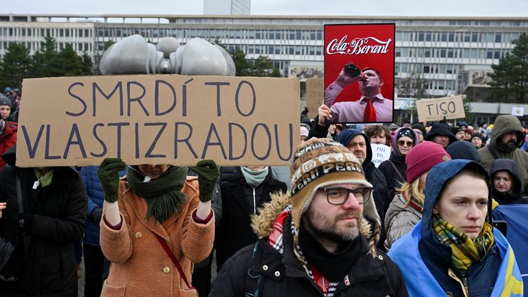 Demonstrant drží ceduli, která se překládá jako „zavání to zradou“, během protivládní demonstrace na Slovensku poté, co se tamní premiér Robert Fico setkal v Moskvě s ruským Vladimirem Putinem. Snímek: Reuters