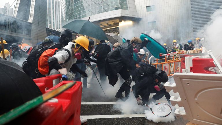 Protestující se střetávají s policií nepokojů během protestu o požadovanou demokracii a politických reformách v Hongkongu dne 25. srpna 2019. Soubor Pic: Reuters