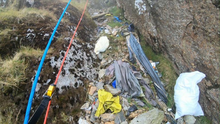 Odpadky na Yr Wyddfa (Mount Snowdon). Obr: British Mountaineering Council/Tom Carrick