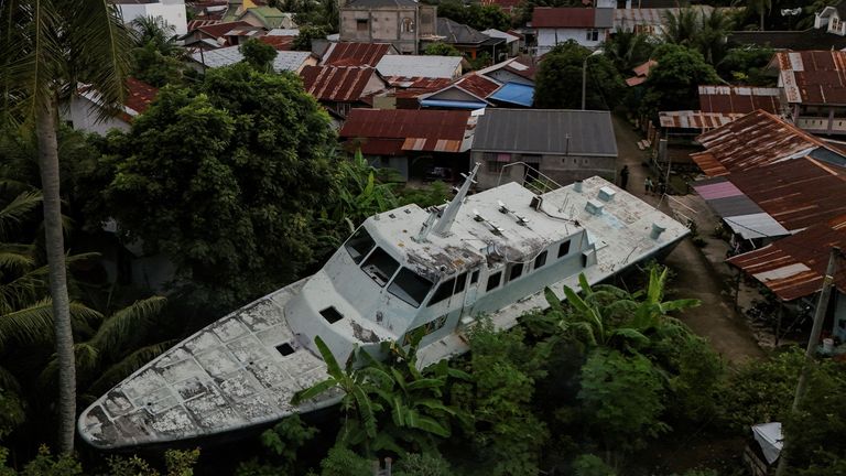 Loď pobřežní stráže, která byla během tsunami přepravena asi pět kilometrů do vnitrozemí do centra města Banda Aceh. Snímek: Reuters