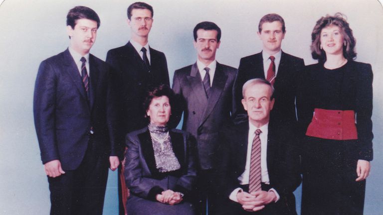 Bývalý syrský prezident Hafez al-Assad, jeho manželka Aniseh, synové Maher, Bashar, Bassel, Majd a dcera Bushra (stojící, LR) pózují pro rodinný portrét.  Obrázek: Sana/Reuters