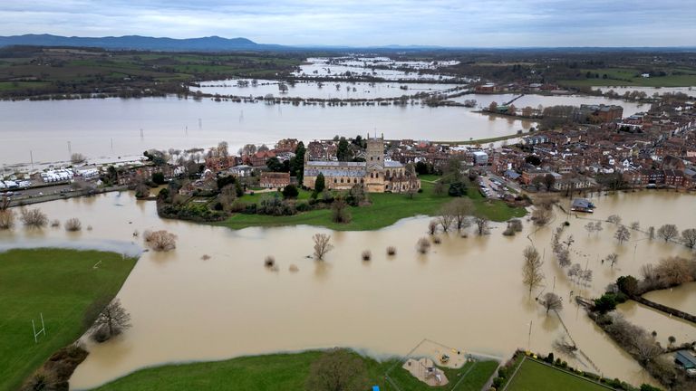 Floodwater from the rivers Avon and Severn surrounds Tewkesbury Abbey as floodwaters continue to fall in the aftermath of Storm Henk in Tewkesbury, Britain, January 8, 2024. REUTERS/Phil Noble