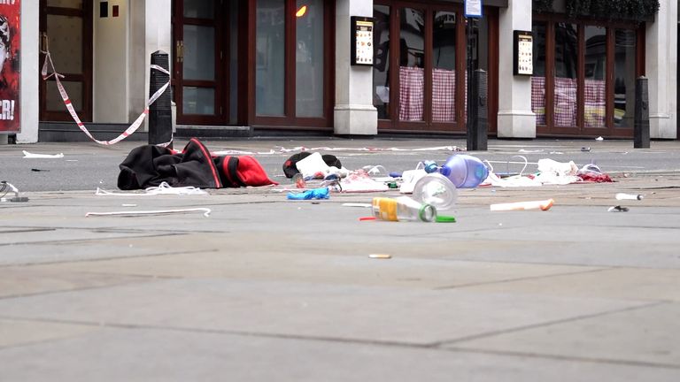 Scéna na Shaftesbury Avenue v centru Londýna poté, co čtyři lidé byli zraněni, jeden vážně, autem, které najelo na chodník v centru Londýna v časných hodinách Štědrého dne. 31letý muž byl zatčen pro podezření z pokusu o vraždu. Datum snímku: středa 25. prosince 2024.