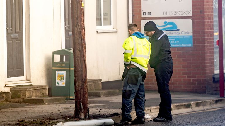 Policista před hospodou Old Tree Inn na High Street v Kippax, West Yorkshire.  Obrázek: PA