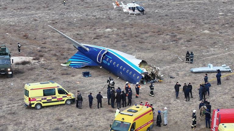 Pohled z dronu ukazuje místo havárie osobního letadla Azerbaijan Airlines poblíž města Aktau, Kazachstán 25. prosince 2024. REUTERS/Azamat Sarsenbayev