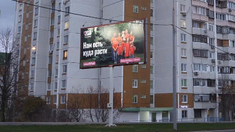 Asachyov je na billboardu propagujícím narození dětí rodinám v Rusku