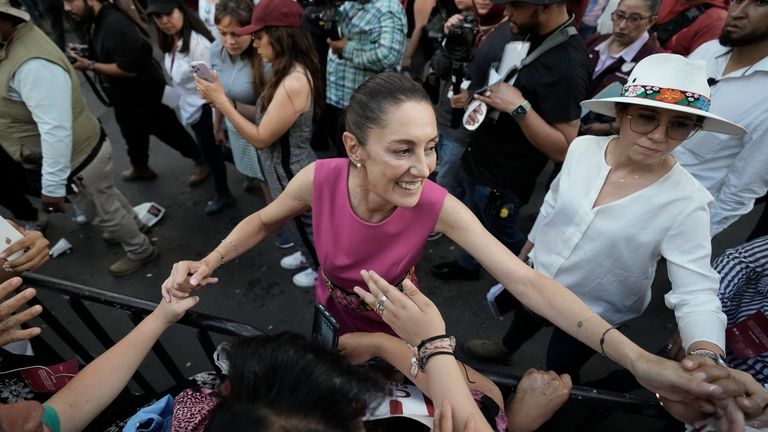 Starostka Mexico City Claudia Sheinbaumová (vpravo) zdraví své příznivce při odchodu ze shromáždění u památníku revoluce v Mexico City, čtvrtek 15. června 2023. Sheinbaum oznámila, že rezignuje na svůj post starosty Mexico City, aby se mohla zúčastnit primárního závodu o titul 2024 prezidentské volby. (AP Photo/Eduardo Verdugo)