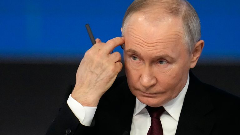 Ruský prezident Vladimir Putin poslouchá otázku během své výroční tiskové konference a call-in show v Gostinny Dvor v Moskvě, Rusko, čtvrtek 19. prosince 2024. (AP Photo/Alexander Zemlianichenko)