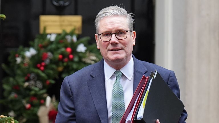 Premiér Sir Keir Starmer odjíždí z 10 Downing Street v Londýně, aby se zúčastnil otázek premiéra v budově parlamentu. Datum snímku: středa 18. prosince 2024. PA Foto. Viz příběh PA POLITIKA PMQ. Fotografický kredit by měl znít: James Manning/PA Wire