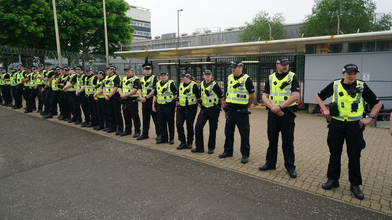 Policisté během protestu propalestinských aktivistů před továrnou Thales v Govanu v Glasgow v rámci výzvy k ukončení prodeje zbraní do Izraele. Datum snímku: středa 15. května 2024.