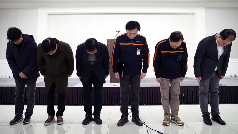 Šéf Jeju Air Kim E-bae a úředníci se na tiskové konferenci uklonili, aby se omluvili za incident s jejich letadlem. Snímek: Reuters