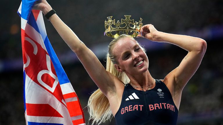 Keely Hodgkinsonová z Británie slaví vítězství ve finále ženského běhu na 800 metrů na Letních olympijských hrách 2024 v pondělí 5. srpna 2024 ve francouzském Saint-Denis. (AP Photo/Petr David Josek)