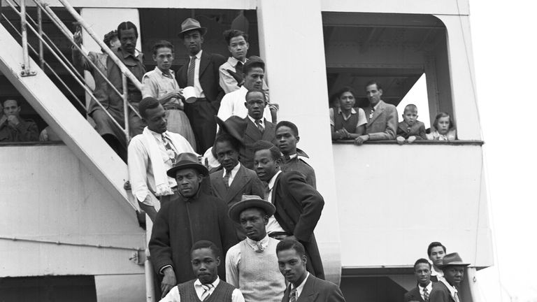 Jamajští muži, většinou bývalí vojáci Royal Air Force, pózují pro fotografii na palubě HMT Empire Windrush v roce 1948. Obr: AP