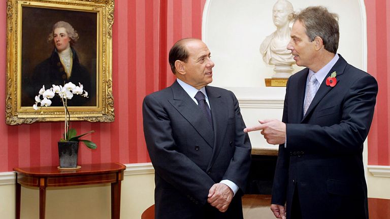 Tony Blair se Silviem Berlusconim v Downing Street číslo 10. 