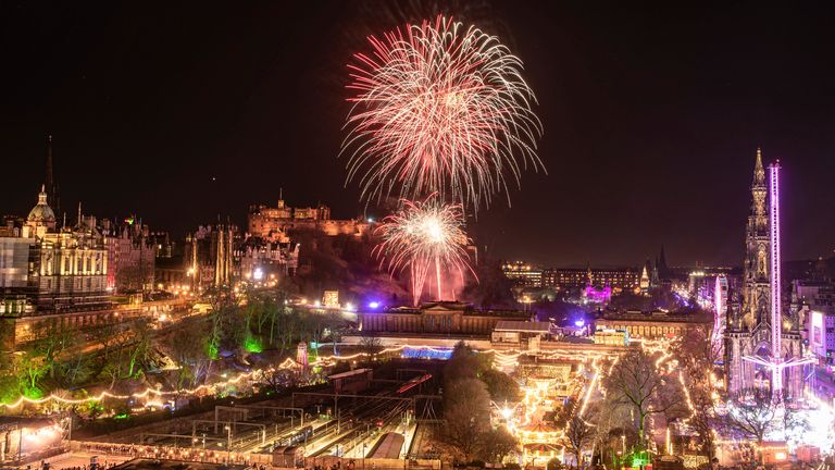 Ohňostroj nad Edinburghem během oslav Hogmanay v roce 2019