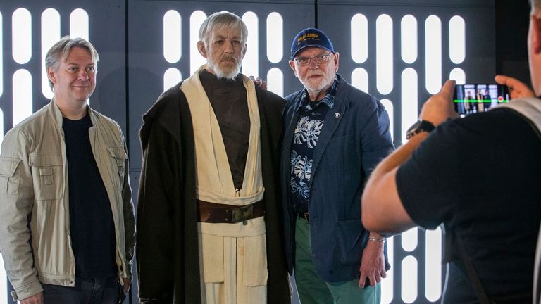 07.09.2019, Meklenbursko-Přední Pomořansko: Americký herec Angus MacInnes (r), který hrál roli Jona "holandský" Vander ve Star Wars a spoluzakladatel seriálu Marc Langrock (l) jsou ve sbírce "Předsunutá základna" fanouškovský projekt spolu se silikonovou replikou jedné z hlavních postav seriálu "Hvězdné války" filmy, Obi-Wan Kenobi. Expozice na ploše 1300 metrů čtverečních bude slavnostně otevřena o víkendu. S důrazem na detail a perfekcionismus vytvořili vesmírní fanoušci 