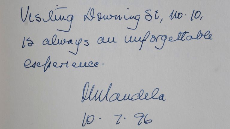 Podpis Nelsona Mandely je k vidění v jedné ze tří návštěvnických knih Downing Street v Národním archivu. Tři pozlacené svazky od roku 1970, kdy byl Edward Heath premiérem, do roku 2003, kdy byl v úřadu Tony Blair, byly vydány do Národního archivu v Kew v západním Londýně. Datum snímku: středa 18. prosince 2024.