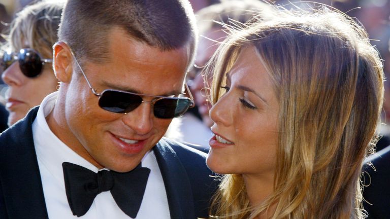 Brad Pitt a Jennifer Aniston na červeném koberci v roce 2004. Soubor pic: Reuters