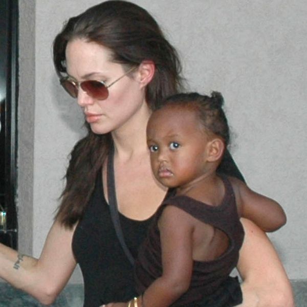 ** SOUBOR ** Na této souborové fotografii z 12. listopadu 2006 nese Angelina Jolie svou etiopskou adoptivní dceru Zaharu v Bombaji v Indii. Madonnino úsilí o adopci dvou mladíků z Malawi přilákalo paparazzi. Ale není sama: obyvatelé Západu se stále více snaží přivést domů děti z Afriky, protože tradiční zdroje jako Čína a Rusko omezují adopce cizinci. (fotografie/soubor AP)