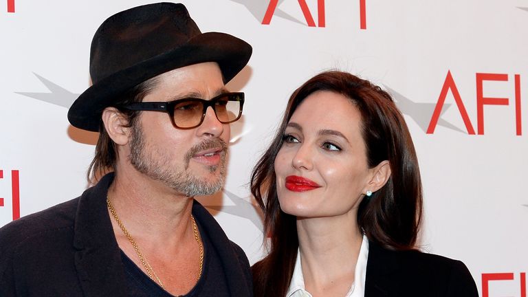 Herec Brad Pitt a herečka/režisérka Angelina Jolie pózují 9. ledna 2015 na udílení cen AFI Awards 2014 k ocenění vynikajících výsledků ve filmu a televizi v Beverly Hills v Kalifornii. REUTERS/Kevork Djansezian (Spojené státy americké - Tagy: ZÁBAVA)