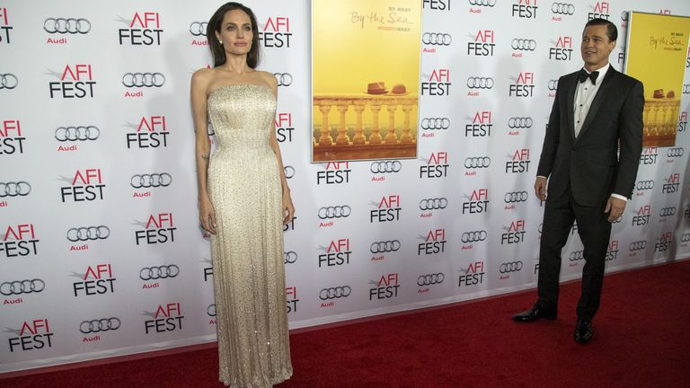 Angelina Jolie pózuje jako Brad Pitt stojící poblíž na premiéře filmu "U moře" v roce 2015. Obr: Reuters