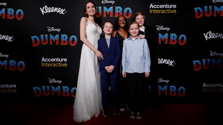 Angelina Jolie se svými dětmi Knoxem, Zaharou, Vivienne a Shiloh v roce 2019. Obr: Reuters