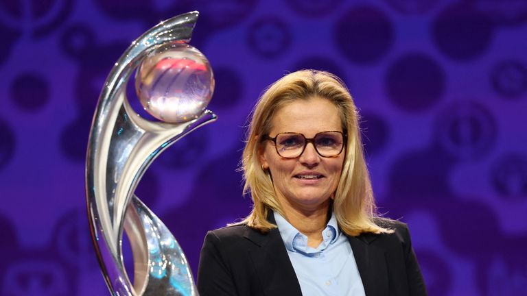 Fotbal Fotbal – ženské Euro 2025 – konečné losování – Swiss Tech Convention Centre, Lausanne, Švýcarsko – 16. prosince 2024 trenérka anglické reprezentace Sarina Wiegmanová s trofejí po losování REUTERS/Denis Balibouse