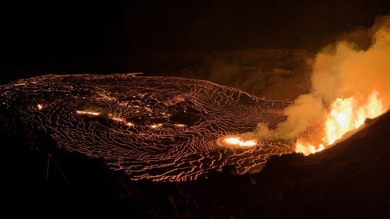 Láva vytéká z průduchů na západní části stěny kaldery a přivádí lávové proudy, které pokrývají oblast kráteru Halema'uma'u během nové erupce v rámci vrcholové kaldery Kaluapele, která začala brzy u sopky Kilauea na Havaji, USA 23. prosince , 2024. Obr: USGS/Reuters