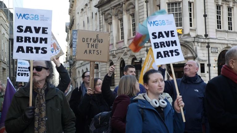 Protesty před birminghamskou městskou radou jako plány ve prospěch škrtů ve výši 300 milionů liber a zvýšení radních daní.