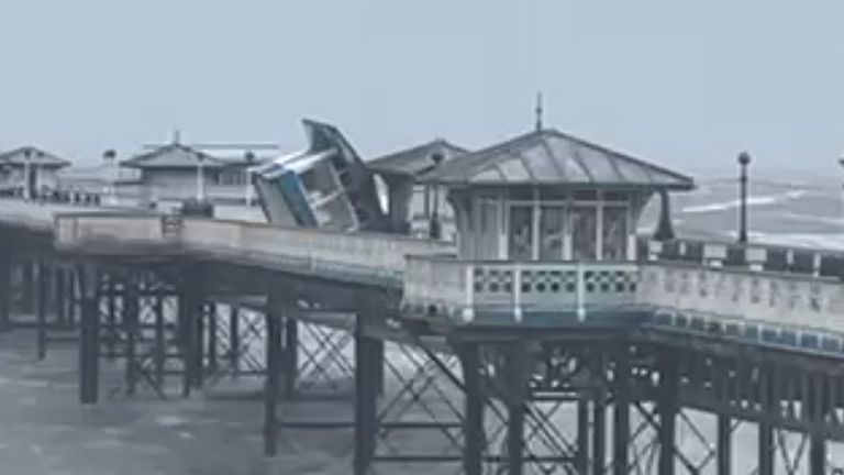 Llandudno Pier v severním Walesu bylo velmi poškozeno bouří Darragh.