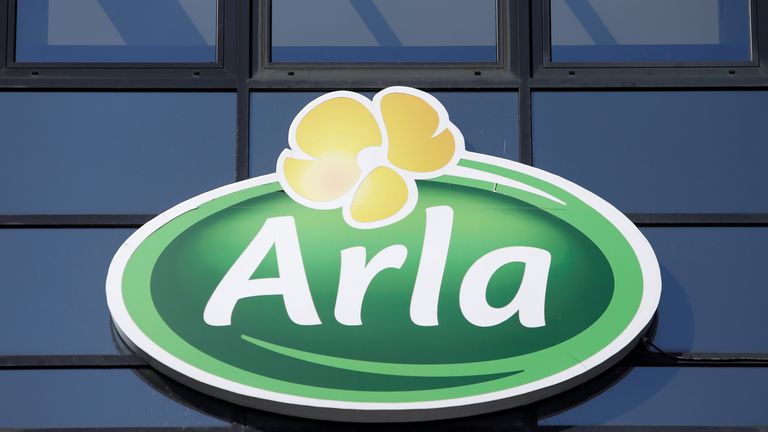 Před kancelářemi Arla Foods v Kodani, Dánsko, 30. března 2019 je vidět nápis. Snímek pořízen 30. března 2019. REUTERS/Andrew Kelly