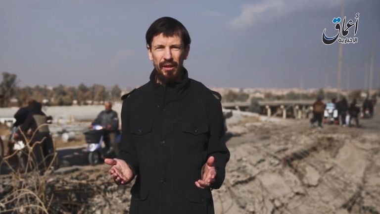 John Cantlie ve videu zveřejněném tiskovou agenturou Amaq