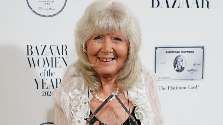 Jilly Cooper, 87, přebírá cenu minulý měsíc pic: PA