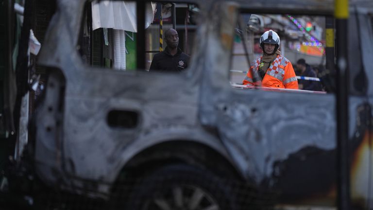 Záchranné služby na místě požáru ve smíšených komerčních a obytných prostorách na Stratford Road ve městě Sparkhill v Birminghamu. Datum snímku: pondělí 23. prosince 2024.