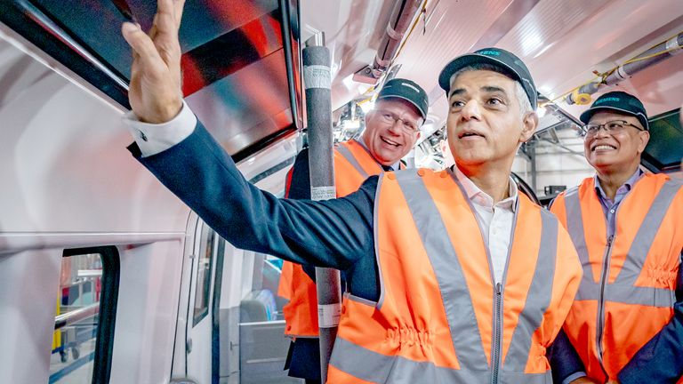 Starosta Londýna Sadiq Khan při otevření železniční vesnice Siemens' Rail Village v Goole za 200 milionů liber.  Obrázek: PA