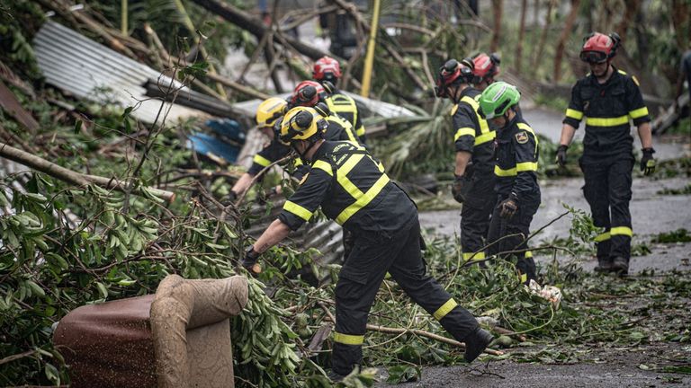 Záchranáři působí v bouřkou zasaženém Mayotte ve Francii, na tomto obrázku, který agentura Reuters získala 16. prosince 2024. UIISC7/Securite Civile/Handout přes REUTERS TENTO OBRÁZEK ​​BYL DODÁN TŘETÍ STRANA. ŽÁDNÝ PŘEPRODEJ. ŽÁDNÉ ARCHIVY