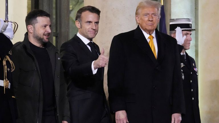 Francouzský prezident Emmanuel Macron uprostřed, zvolený prezident Donald Trump vpravo a ukrajinský prezident Volodymyr Zelenskyj pózují po setkání v Elysejském paláci v sobotu 7. prosince 2024 v Paříži. (AP Photo/Michel Euler)