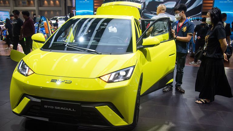 Obrázek: Anusak Laowilas/NurPhoto/Shutterstock 45. mezinárodní autosalon v Bangkoku, provincie Nonthaburi, Thajsko – 30. března 2024 Návštěvník si prohlíží elektrický vůz čínské automobilky BYD Seagull vystavený na 45. mezinárodním autosalonu v Bangkoku 2024 v provincii Nonthaburi na okraji Bangkoku v Thajsku 30. března 2024. 30. března 2024