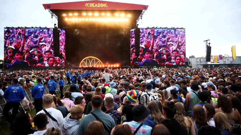 Britský rapper AJ Tracey vystupuje na hlavním pódiu Reading Festivalu v Readingu v Británii, 27. srpna 2021. REUTERS/Henry Nicholls