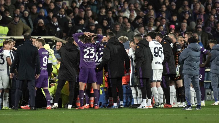 Sanitka vjíždí na hřiště, když Edoardo Bove z Fiorentiny, zraněný, je obklopen zoufalými hráči během fotbalového zápasu Serie A mezi Fiorentinou a Interem na stadionu Artemio Franchi ve Florencii, Itálie, neděle 1. prosince 2024. Zápas byl přerušen a nakonec odloženo, protože se zdálo, že zranění jsou vážná. (Massimo Paolone/LaPresse přes AP)