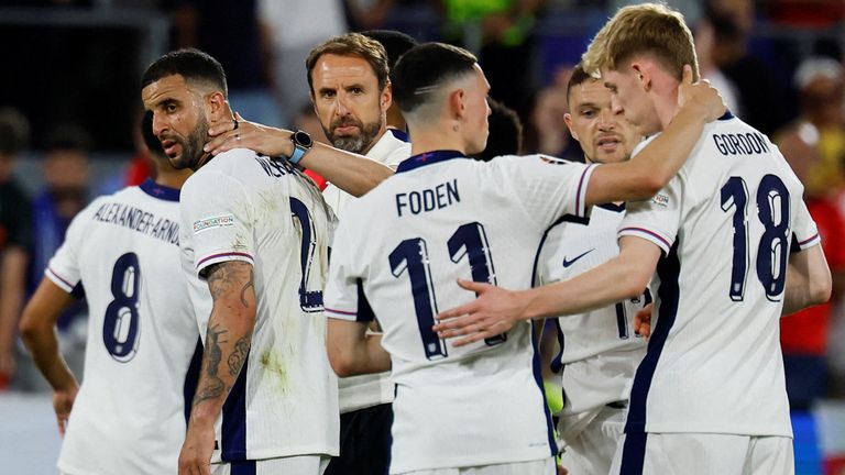 Fotbal Fotbal - Euro 2024 - Skupina C - Anglie vs. Slovinsko - Kolínský stadion, Kolín nad Rýnem, Německo - 25. června 2024 anglický manažer Gareth Southgate s hráči po zápase REUTERS/Wolfgang Rattay TPX OBRÁZKY DNE