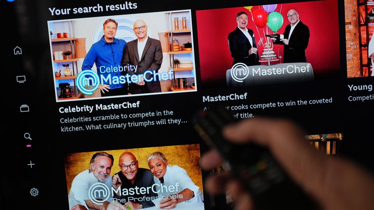 Pic: Yui Mok/PA Aplikace BBC iPlayer na chytré televizi zobrazující epizody Masterchef dostupné ke zhlédnutí na vyžádání v Londýně. Další obvinění byla vznesena proti televiznímu moderátorovi Greggu Wallaceovi poté, co odstoupil od hostování úspěšného pořadu BBC MasterChef, zatímco probíhá přezkoumání stížností. Datum snímku: pondělí 2. prosince 2024.